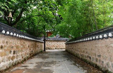 Fototapeta na wymiar Alley way and walls in Korean style house village