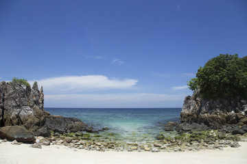 Andaman Sea, clear water, emerald green, the vast blue sky, beautiful sandy beaches, beautiful beaches.