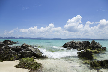 Fototapeta na wymiar Andaman Sea, clear water, emerald green, the vast blue sky, beautiful sandy beaches, beautiful beaches.