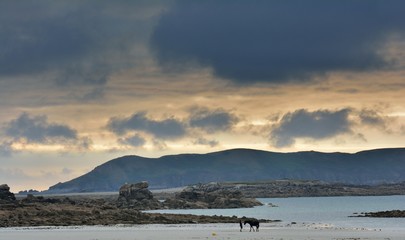 Paysage du bord de mer sur la plage de Trestel en Bretagne en soir&eacute;e