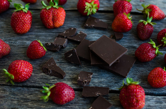 Strawberries and pieces of broken chocolate
