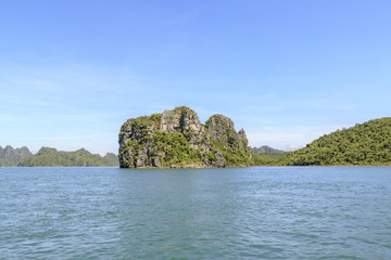 Obraz premium Island on Ha long bay, Quang Ninh province, Vietnam