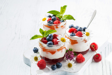 dessert sucré avec confiture, crème et fruits frais sur fond blanc