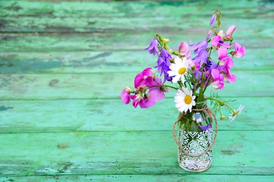 Fototapeta Sommer Grußkarte - bunter Blumenstrauß aus Wildblumen