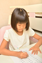 子供部屋で勉強する小学生の女の子