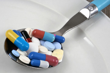 Cuillère de médicaments posée dans une assiette