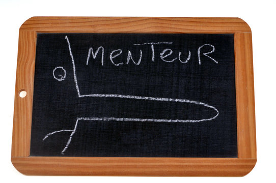 Menteur avec un long nez dessin&eacute; sur une ardoise 