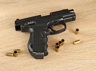 Obraz premium real hand gun pistole with ammo
