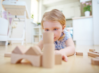 Kind trainiert Geschicklichkeit mit Bausteinen