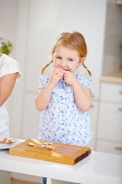 Kind isst Osterei in der Küche