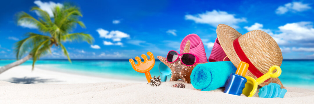beach accessoires on coco palm beach sand vacation tourism concept background/  Urlaub panorama Strand konzept Sommer Meer Badesachen Seestern Muscheln Buchstaben panorama Hintergrund