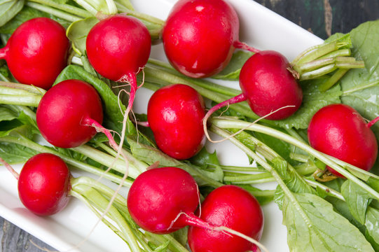 Raw radishes with leaves in a bowl