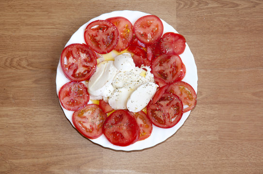 Mozzarella and tomato: caprese salad