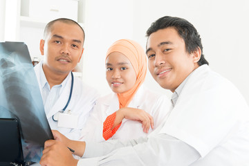 Fototapeta premium Asian Doctors discussing on x-ray image