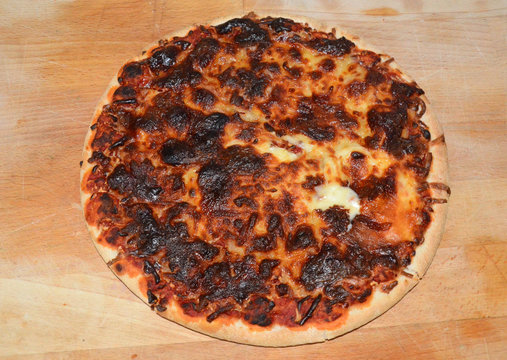 burned, over cooked pizza, bad cooking 