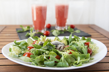 Ensalada de canónigos, con aguacates, sardinas y tomate