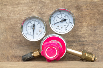 Pressure tank needle