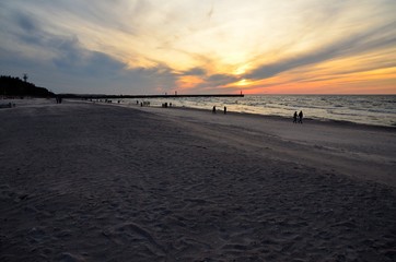 plaża przy zachodzie słońca