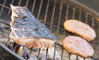 Lachs und Burger auf dem Grill
