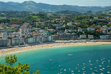Fototapeta na wymiar Panoramic view of San Sebastian beach de la Concha and boats in the harbor.