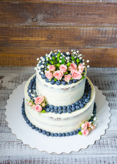 Gentle wedding cake with blueberry and roses