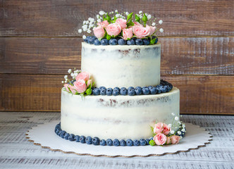 Obraz na płótnie Canvas Gentle wedding cake with blueberry and roses