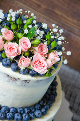 Gentle wedding cake with blueberry and roses