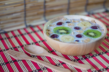 breakfast cereals with fruit, oats and yogurt in bowl.