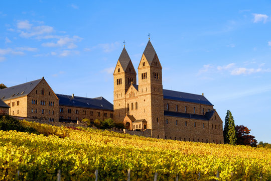 Abtei St Hildegard im Herbst