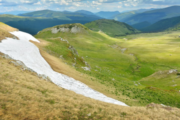 Fototapeta na wymiar The Carpathian Mountains seen from Transalpina 
