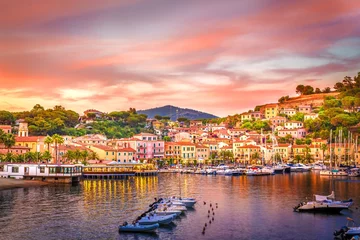 Fotobehang Haven en dorp Porto Azzurro bij zonsondergang, Elba-eilanden, Toscane, Italië. © Serenity-H