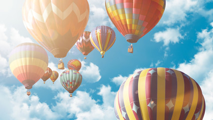 Mehrere Heißluftballons fliegen vor einem blauen bewölkten Himmel bei Sonnenuntergang 