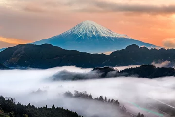 Muurstickers Fuji Bergfuji met mist tijdens schemertijd, Japan