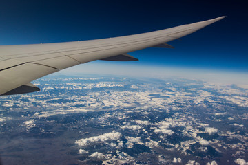 Obraz premium airplane wing above earth