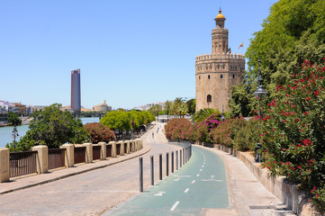 Fototapeta na wymiar Paseo de Cristóbal Colón junto al río Guadalquivir, Torre del Oro, Sevilla (España)