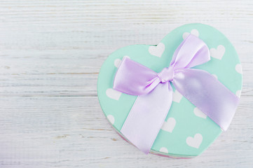 Fototapeta na wymiar Pastel green gift box and pink bow