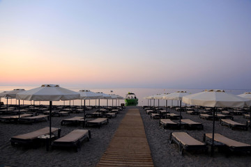 Parasole i leżaki na plaży na wyspie Rodos.