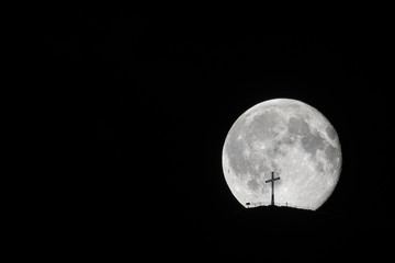 Vollmond hinter Gipfelkreuz Berg © Benjamin