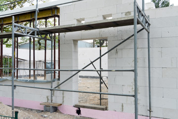 Baugerüst / Rohbau und Baugerüst auf einer Baustelle