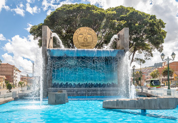 Water fountain monument with Golden Inca Sun Disc in the streets of Cusco City - Cusco, Peru - obrazy, fototapety, plakaty