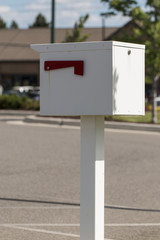 Ein Briefkasten in den USA weiss lackiert