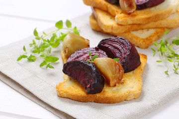 toasted bread with baked beetroot and garlic