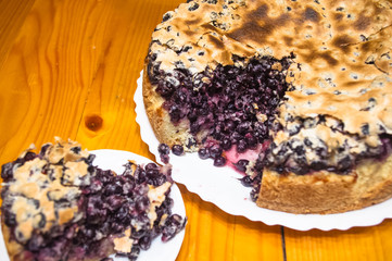 sponge cake with black currants