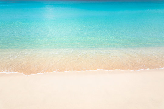 Fototapeta Spokojna tropikalna plaża z turkusową wodą