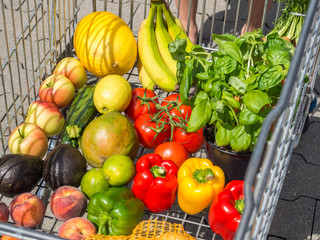 Leben ohne Plastik: Gemüse und Obst ohne Verpackung im Einkaufswagen