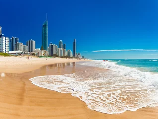 Selbstklebende Fototapeten SURFERS PARADISE, AUS - 5. September 2016 Skyline und ein Strand von Surfers Paradise, Gold Coast © Martin Valigursky