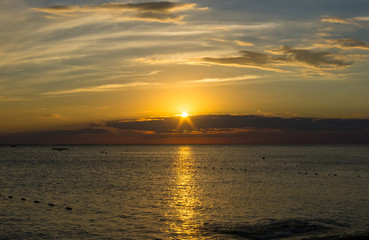 Naklejka premium Amazing sea sunset, the sun, waves, clouds