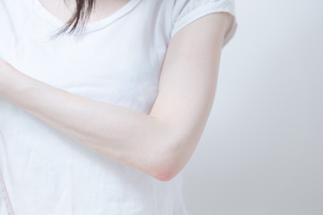 Tシャツ姿の女性・白バック