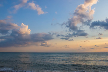 Obraz premium Amazing sea sunset, the sun, waves, clouds