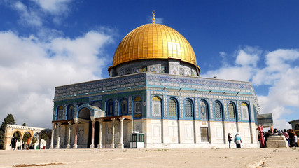 Fototapeta premium Dome of the Rock in Jerusalem over the Temple Mount. Golden Dome is the most known mosque and landmark in Jerusalem and sacred place for all muslims.